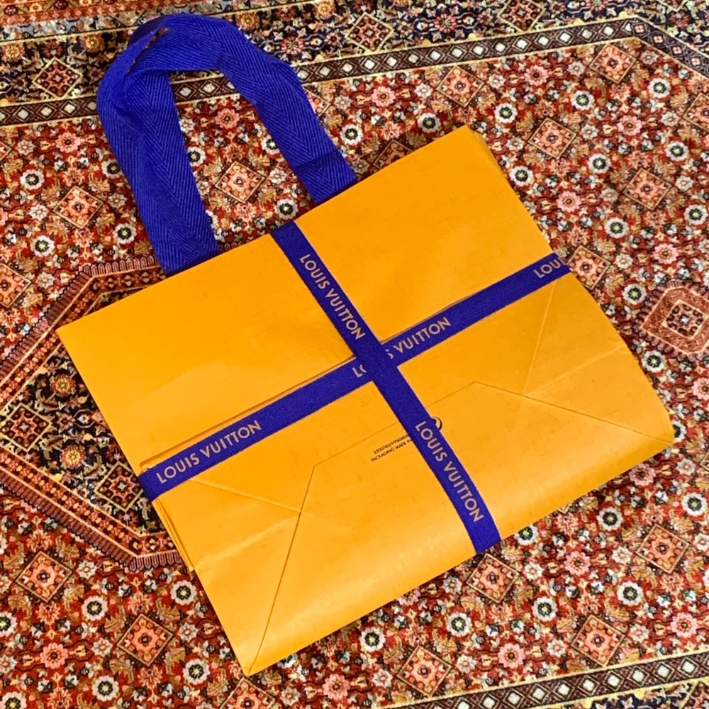 SOLD - ✨ HOST PICK ✨ Louis Vuitton wrapped city guide gift - Picture 4 of 11